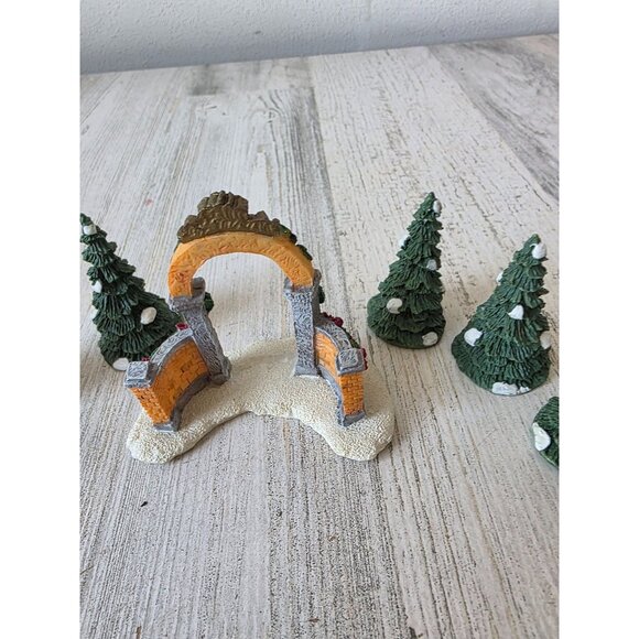 Village tree entrance Xmas decor mini trees - Picture 3 of 7